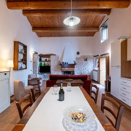 Holiday home Graceful In With Swimming Pool